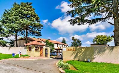 Apartment / Flat For Sale in Roodepoort West, Roodepoort