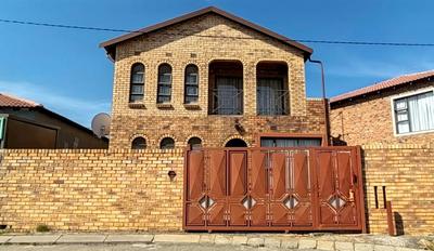 House For Sale in Klipspruit, Soweto