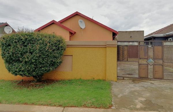House For Sale in Bram Fischerville, Soweto
