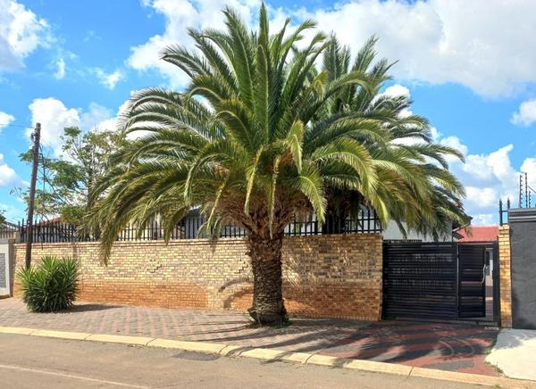 House For Sale in Lenasia, Johannesburg