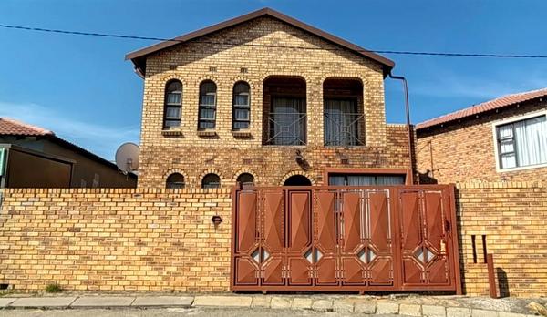 House For Sale in Klipspruit, Soweto