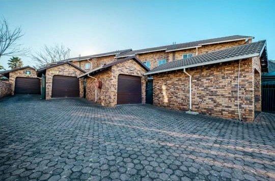 Apartment / Flat For Sale in Lindhaven, Roodepoort