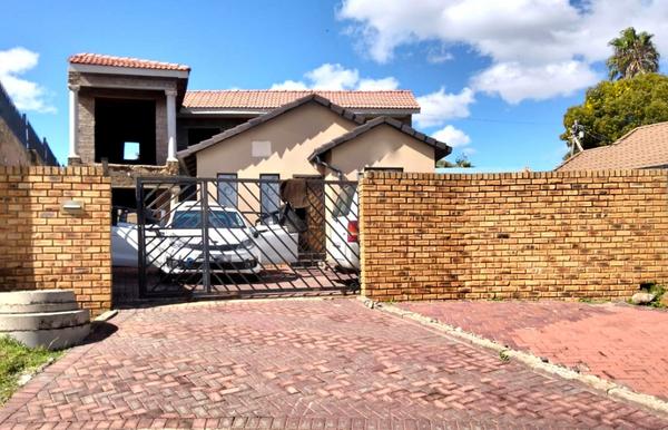 House For Sale in Naturena, Johannesburg