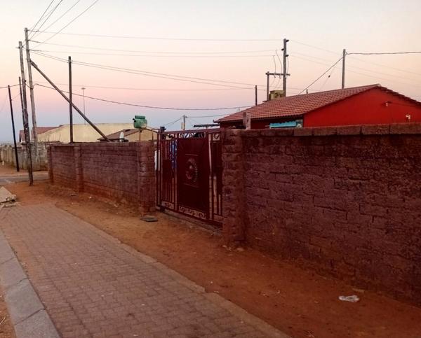 House For Sale in Mohlakeng, Randfontein