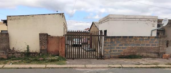 House For Sale in Mohlakeng, Randfontein