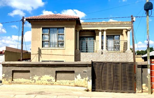 House For Sale in Bram Fischerville, Soweto