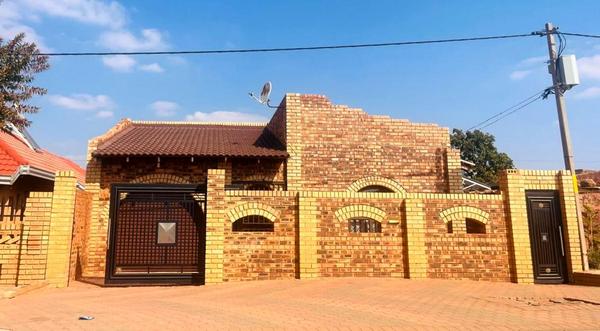 House For Sale in Tshepisong, Krugersdorp